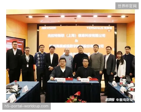 海康威视动态监控矩阵并轨，弥补了高密度观众区传统安保视线的遗漏